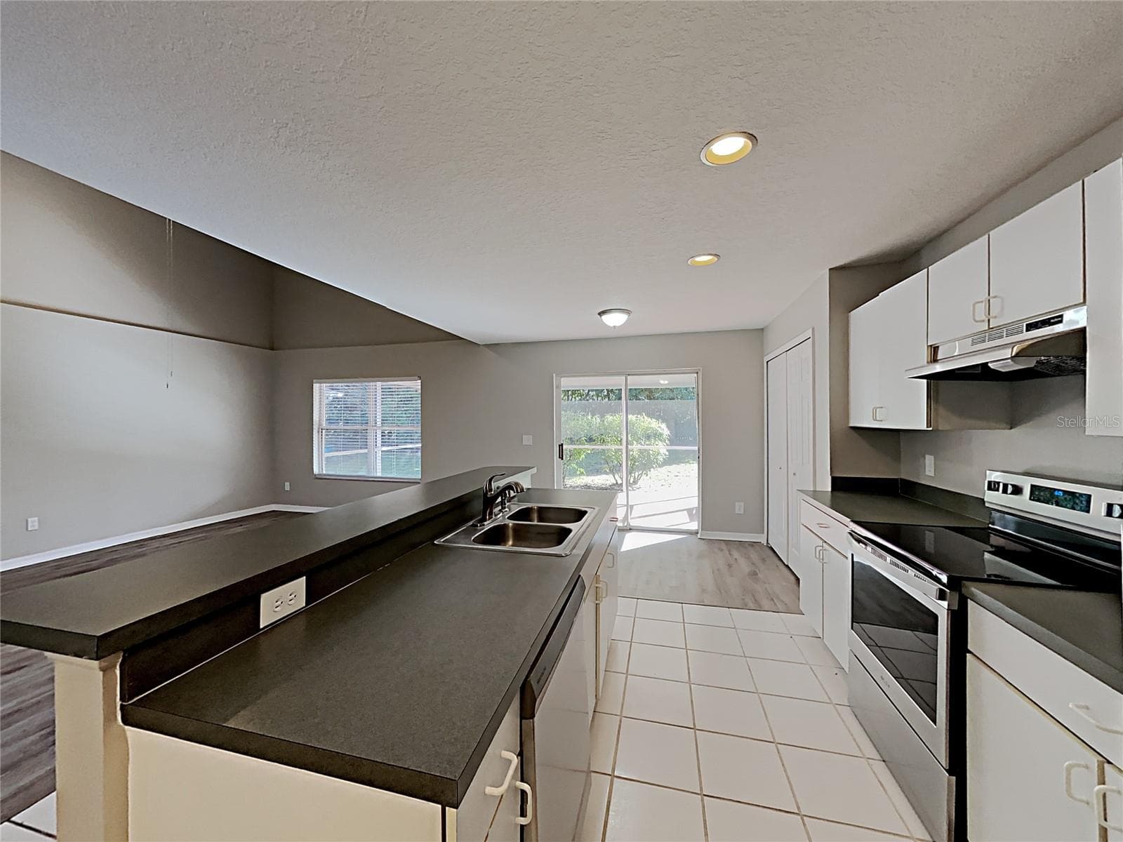 Single Family Residence at 2184 HEATHWOOD CIR, ORLANDO, photo 6 of 19