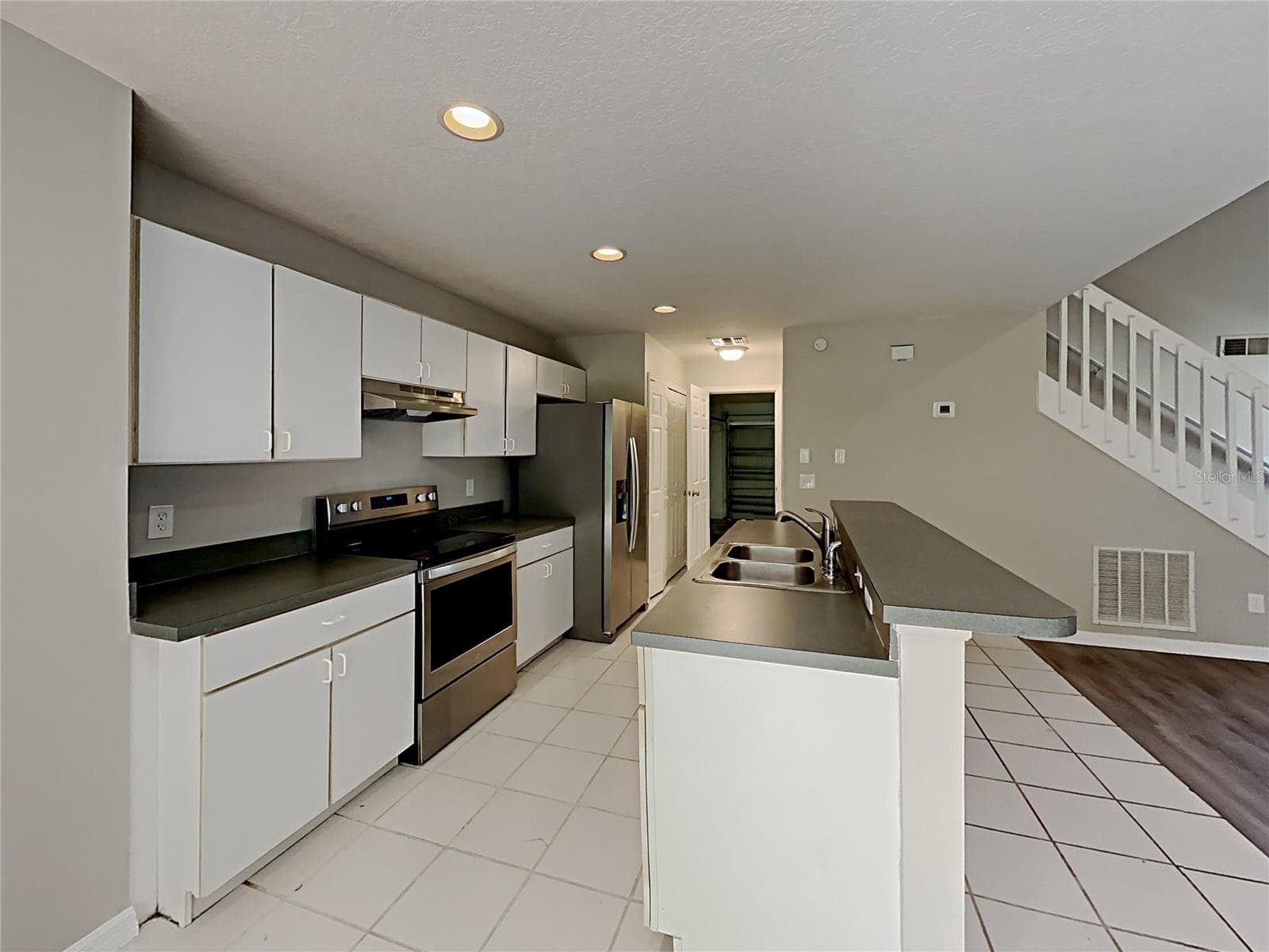 Single Family Residence at 2184 HEATHWOOD CIR, ORLANDO, photo 8 of 19