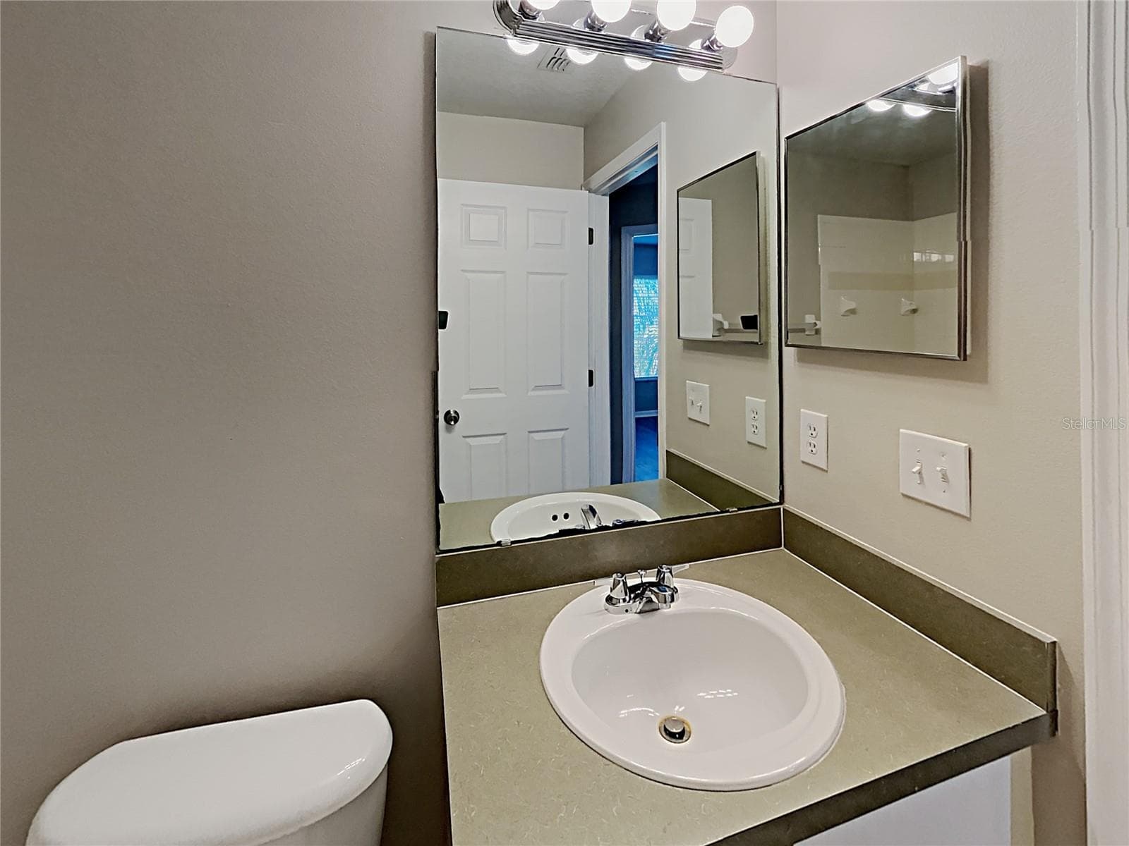 Single Family Residence at 2184 HEATHWOOD CIR, ORLANDO, photo 12 of 19