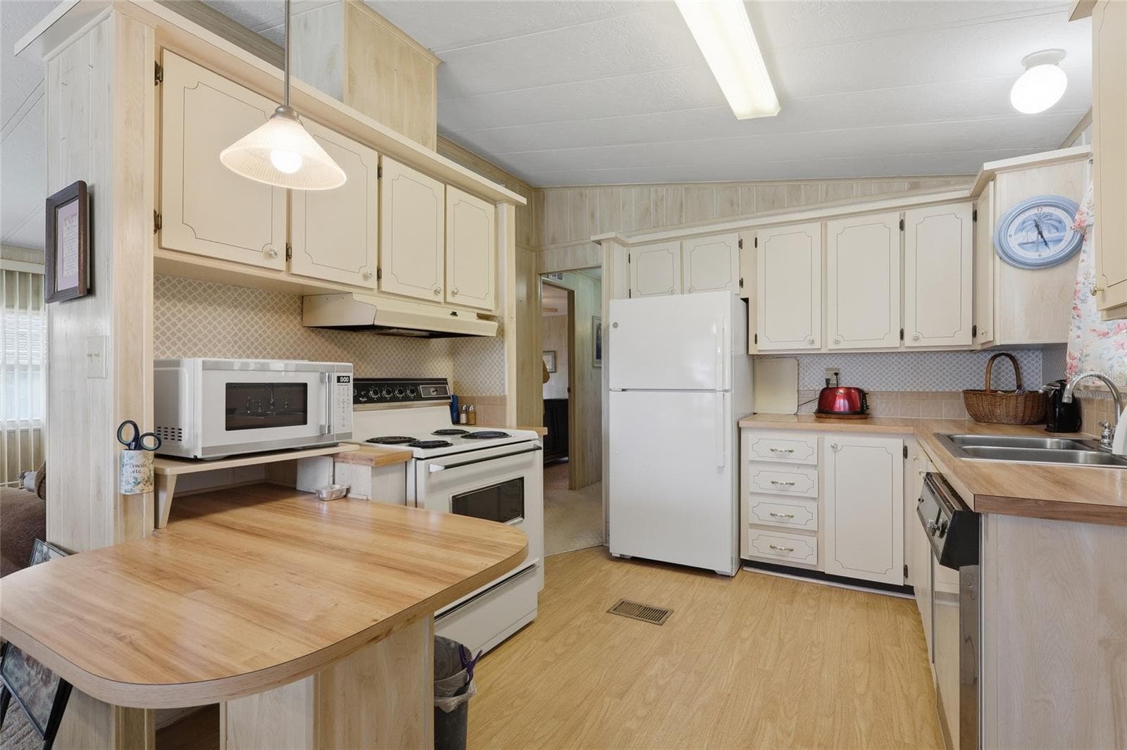 Manufactured Home at 35919 VERANO LN, ZEPHYRHILLS, photo 12 of 23