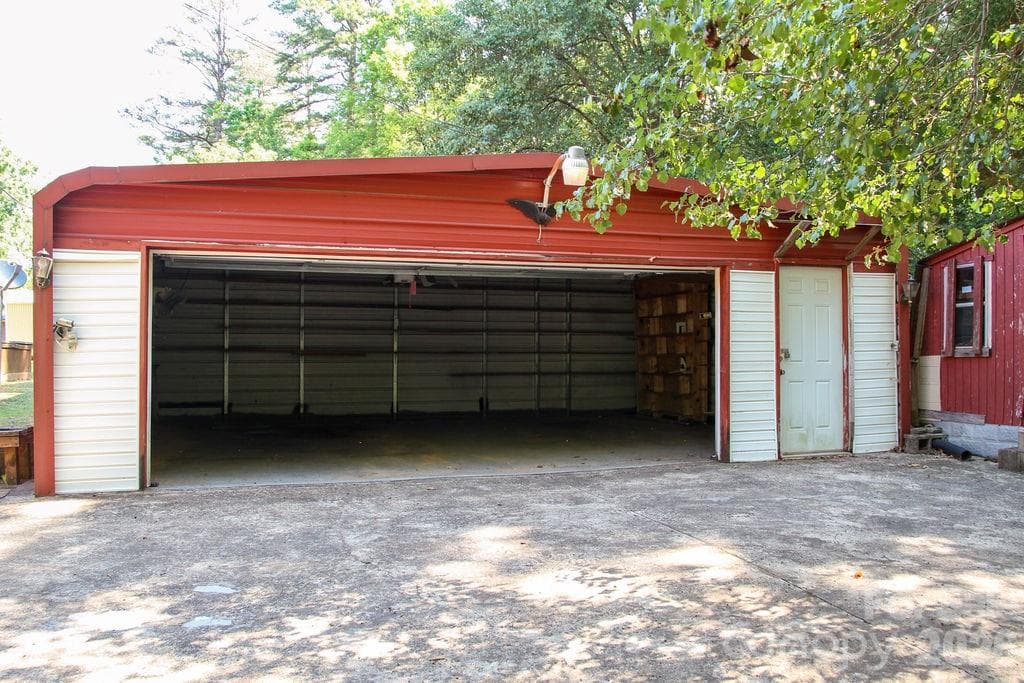 Metal building - 905 S 10th Street, Bessemer City