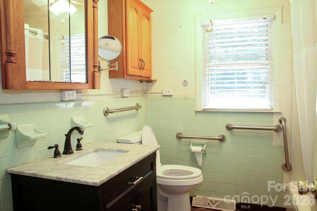 Tub/Shower Combo - 905 S 10th Street, Bessemer City