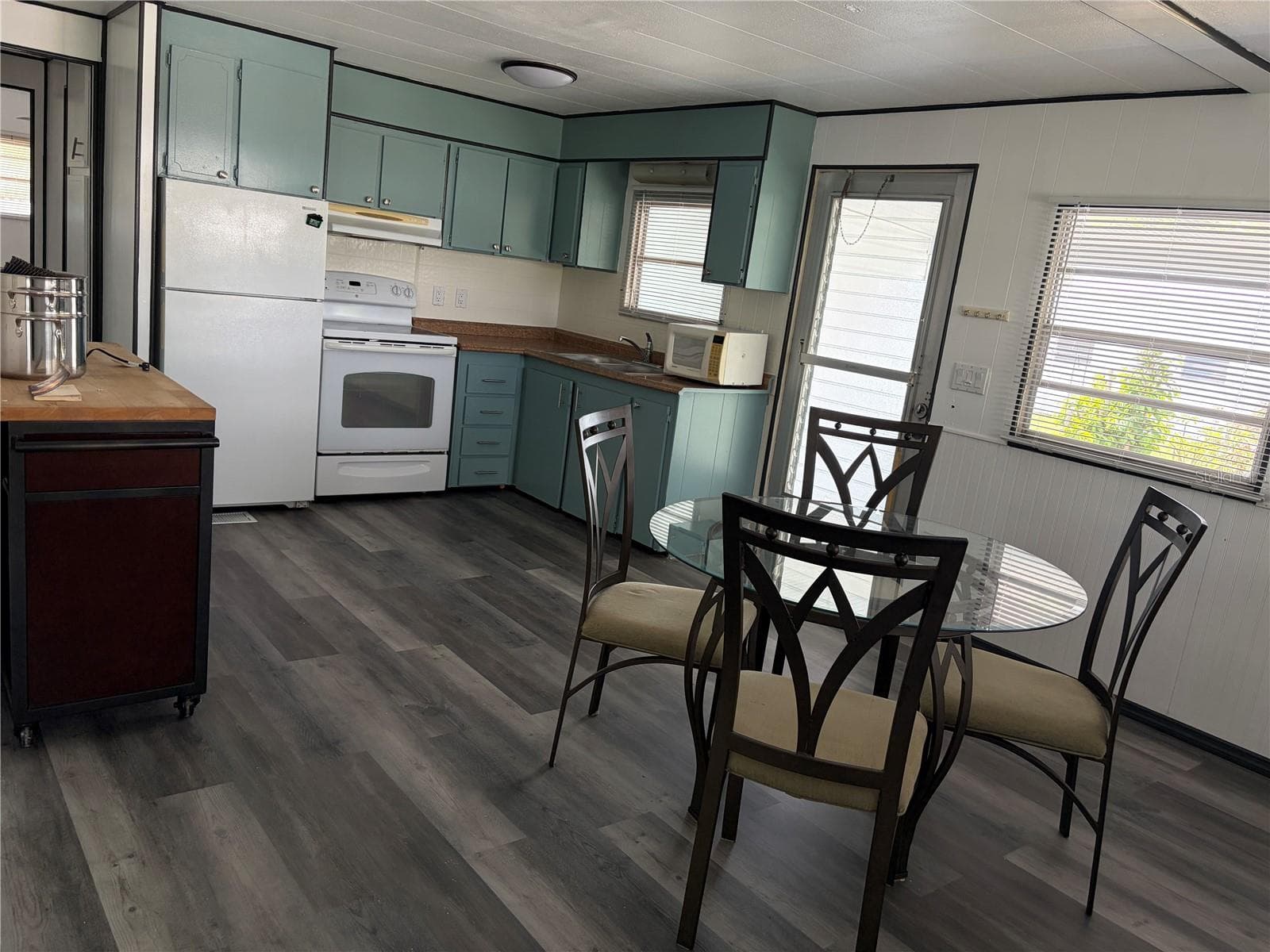 Mobile Home at 5221 BEECHMONT AVE, SARASOTA, photo 10 of 74