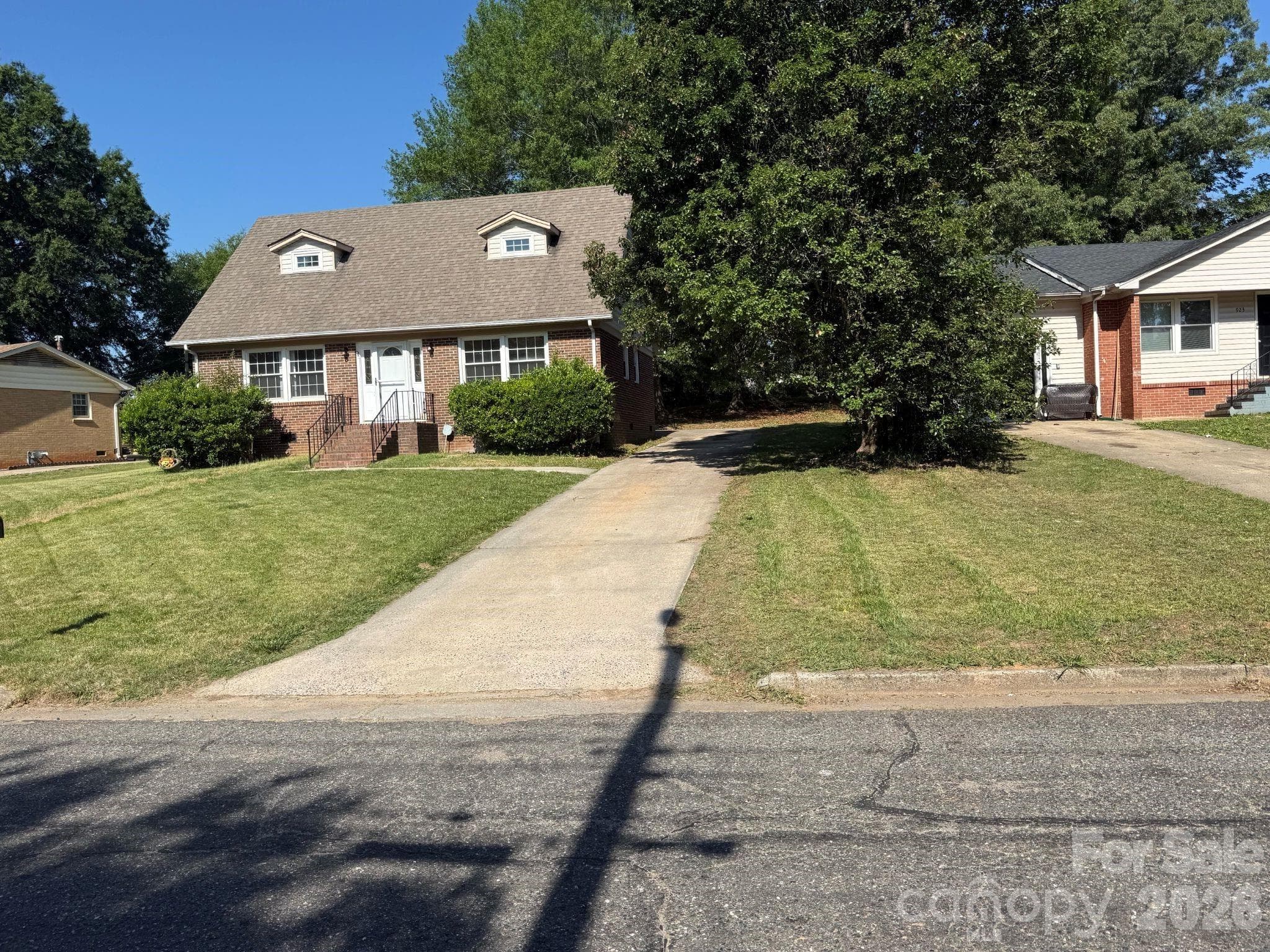 Single Family Residence at 917 Canterbury Court, Gastonia, photo 2 of 18
