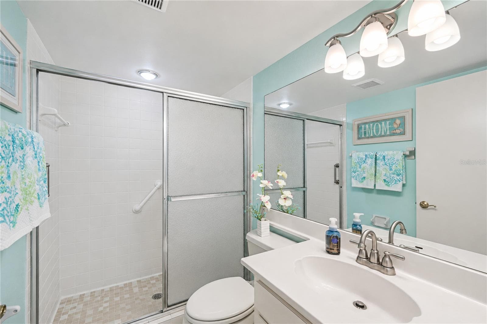 Primary bathroom with walk in shower with safty bars - 4809 INDEPENDENCE DR, BRADENTON