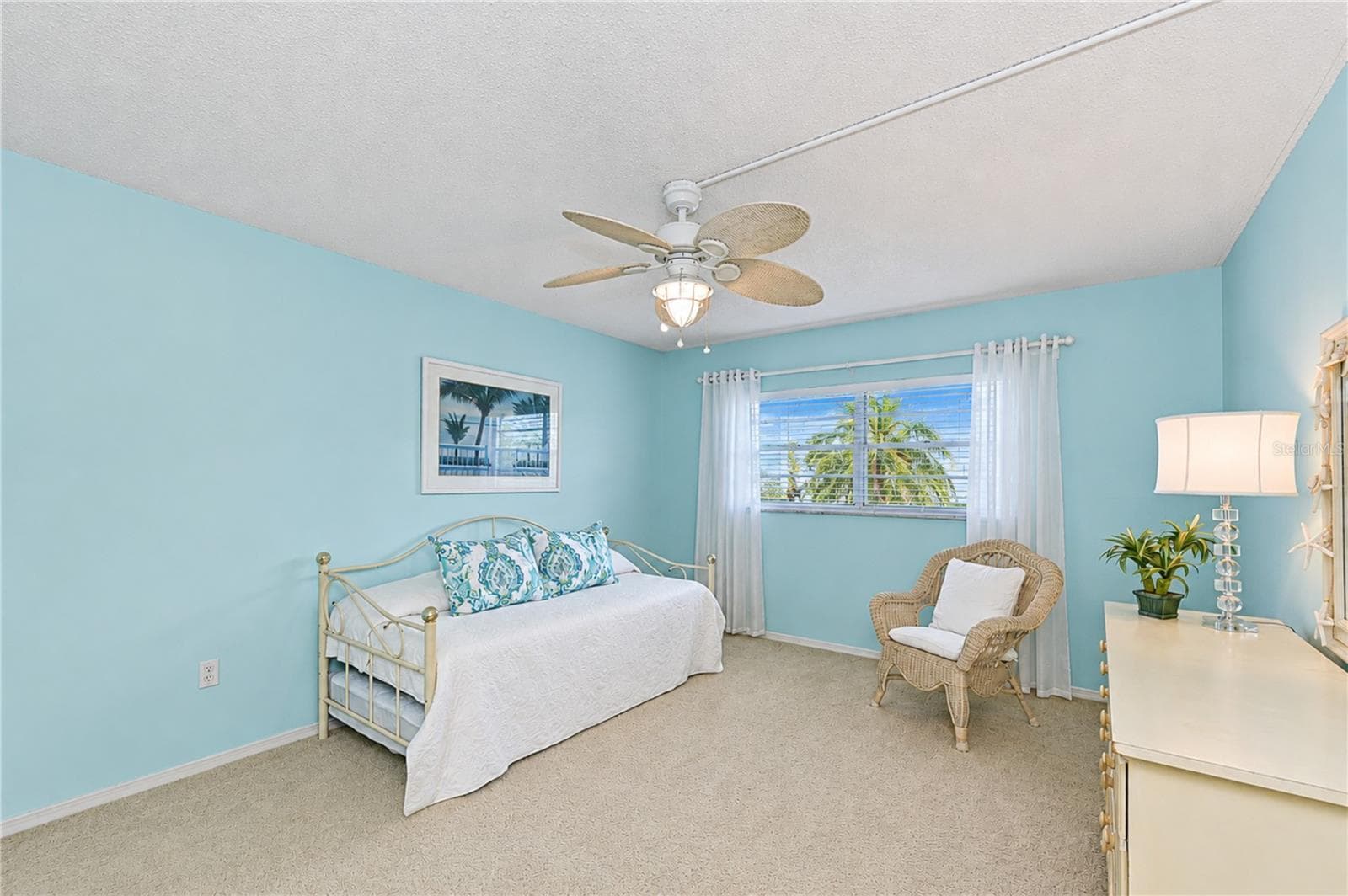 Secondary bedroom with trundle daybed view from doorway - 4809 INDEPENDENCE DR, BRADENTON