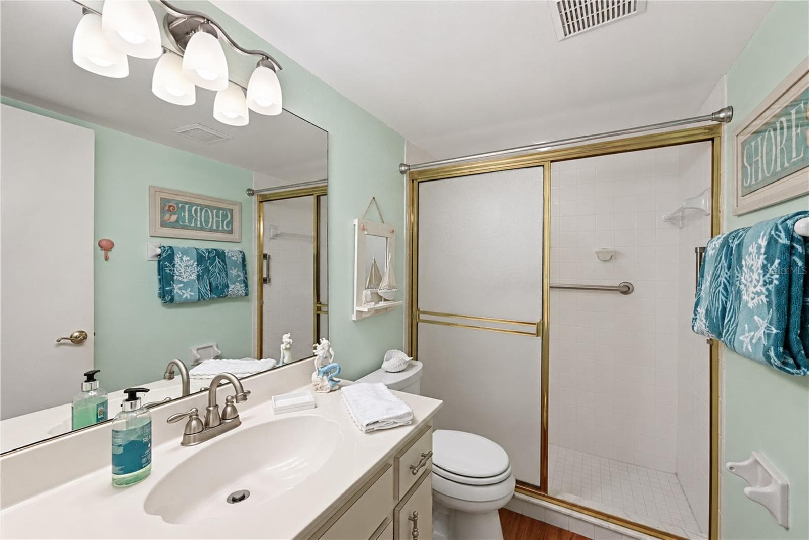 Secondary bedroom with walk in shower - 4809 INDEPENDENCE DR, BRADENTON