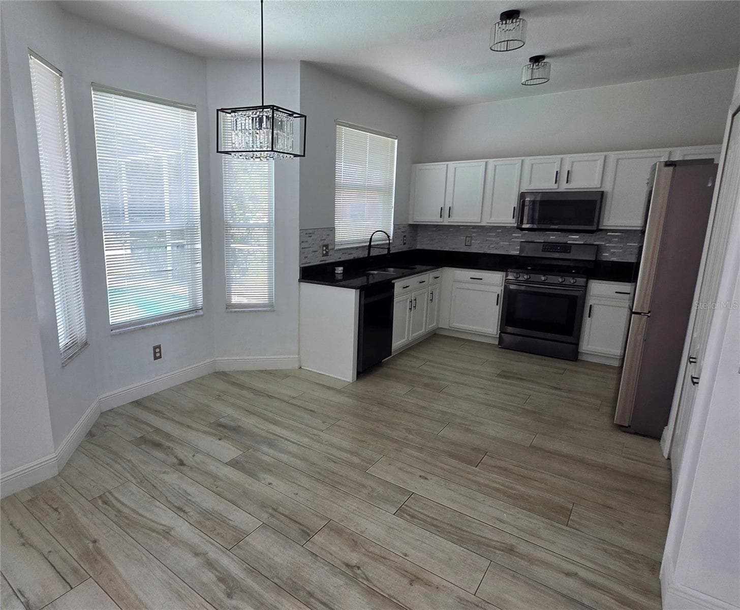 Single Family Residence at 10422 GLEN WILLOW LN, TAMPA, photo 9 of 46