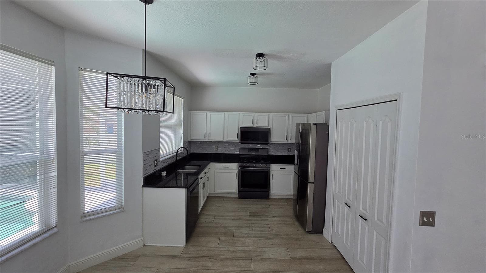 Single Family Residence at 10422 GLEN WILLOW LN, TAMPA, photo 11 of 46