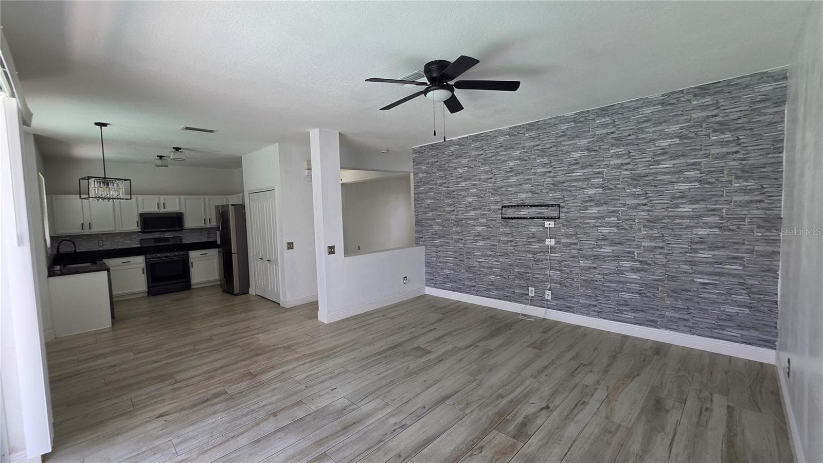 Living Room - 10422 GLEN WILLOW LN, TAMPA