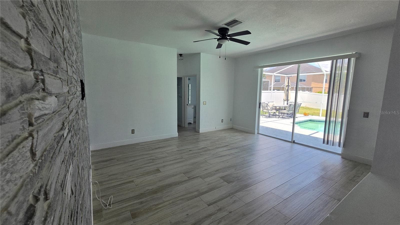 Living Room - 10422 GLEN WILLOW LN, TAMPA