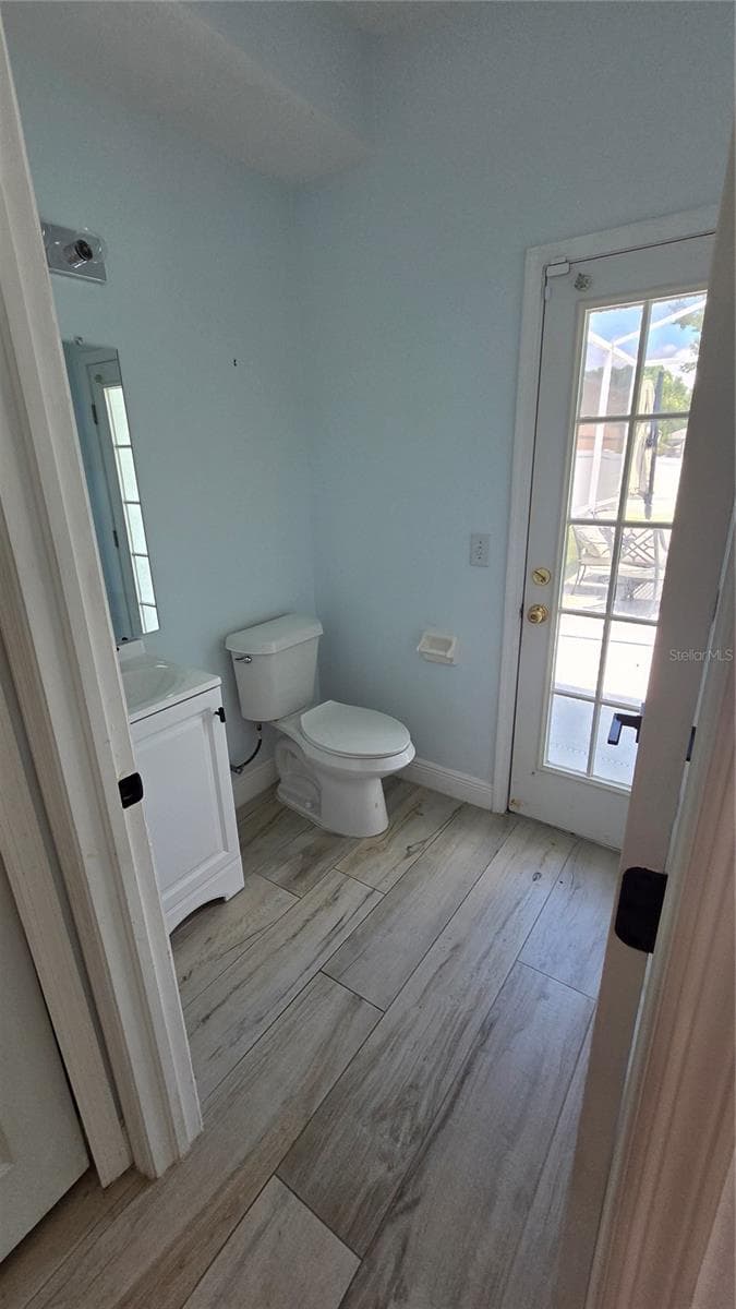 Half bath downstairs - 10422 GLEN WILLOW LN, TAMPA