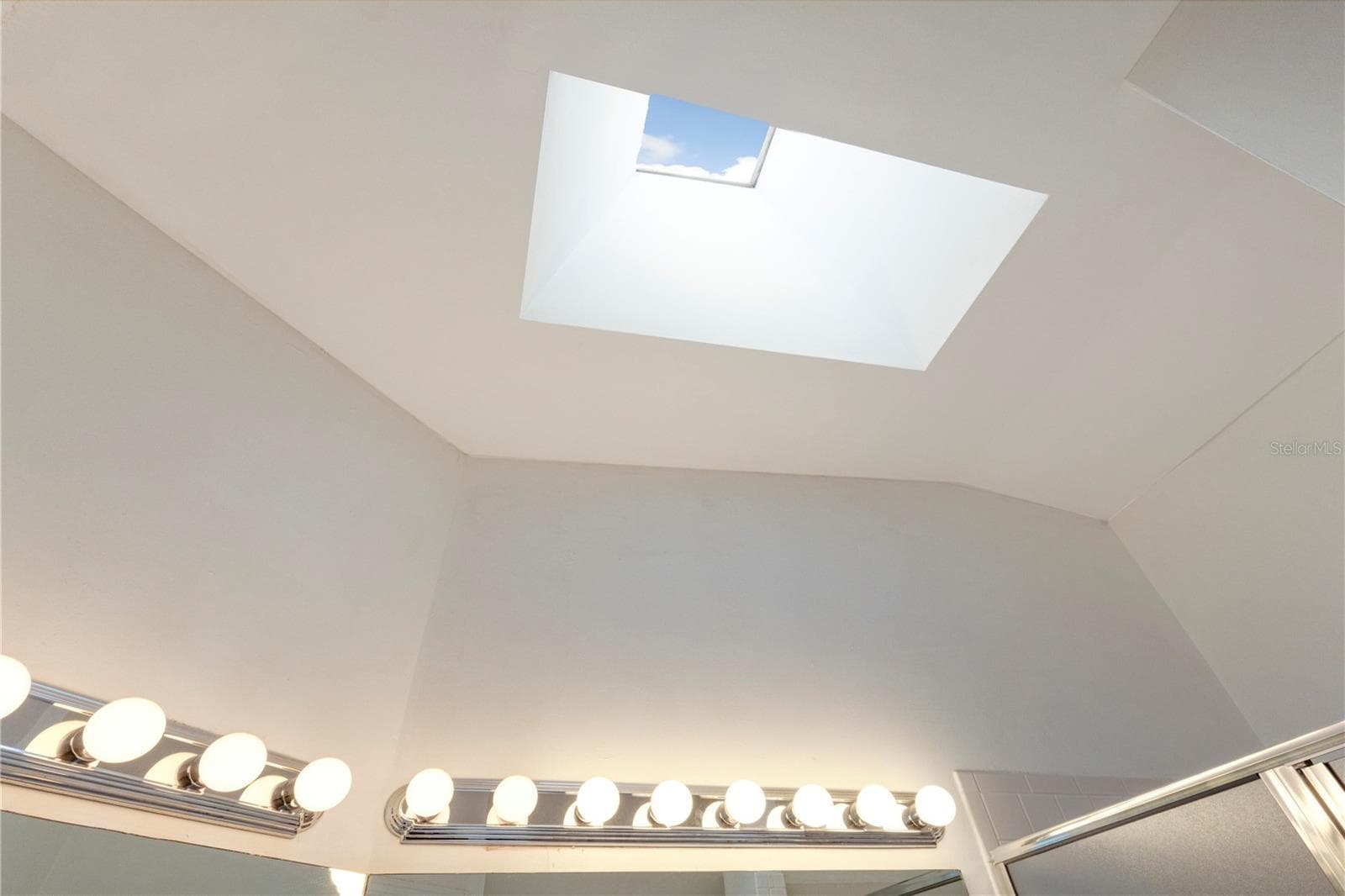 Skylight in Primary Bath - 5030 EL DESTINO DR, LEESBURG