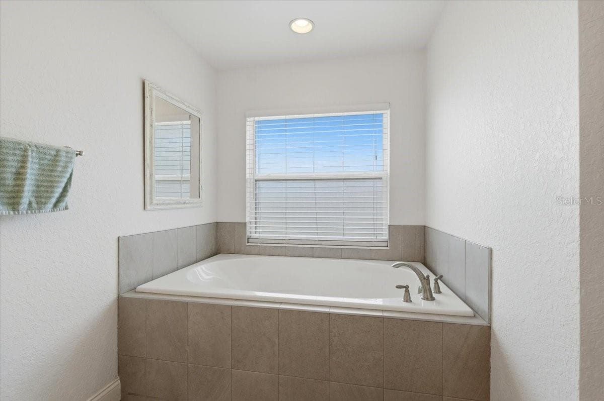 Primary Garden Tub - 1233 PARKER RD, LAKELAND