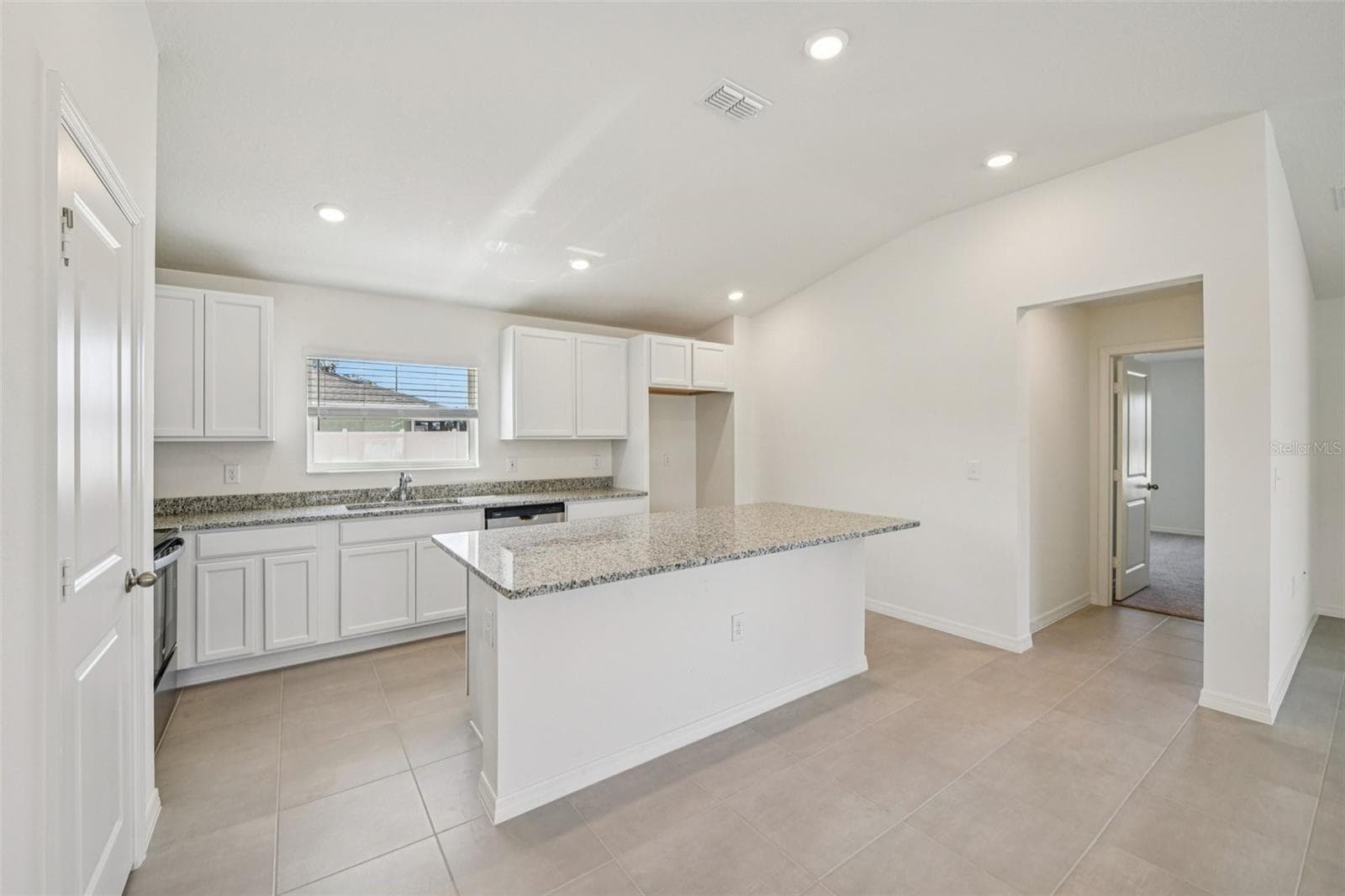 Single Family Residence at 20404 LAVENDER BLOOM LOOP, MOUNT DORA, photo 5 of 18