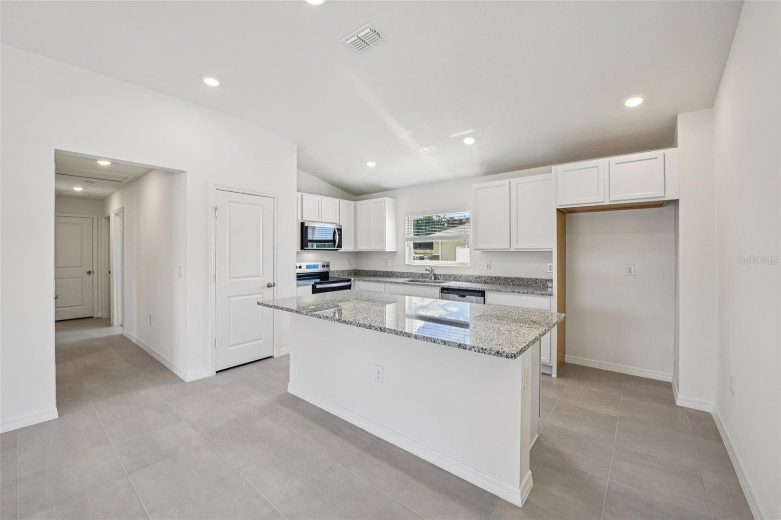 Single Family Residence at 20404 LAVENDER BLOOM LOOP, MOUNT DORA, photo 6 of 18