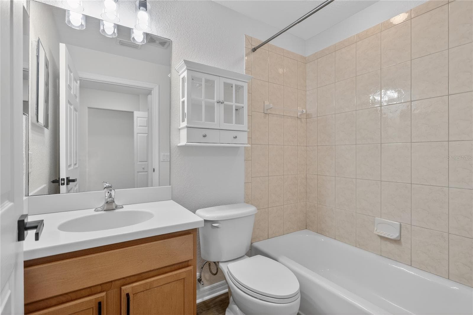 Condominium at 915 FAIRWAYCOVE LN #101, BRADENTON, photo 34 of 67
