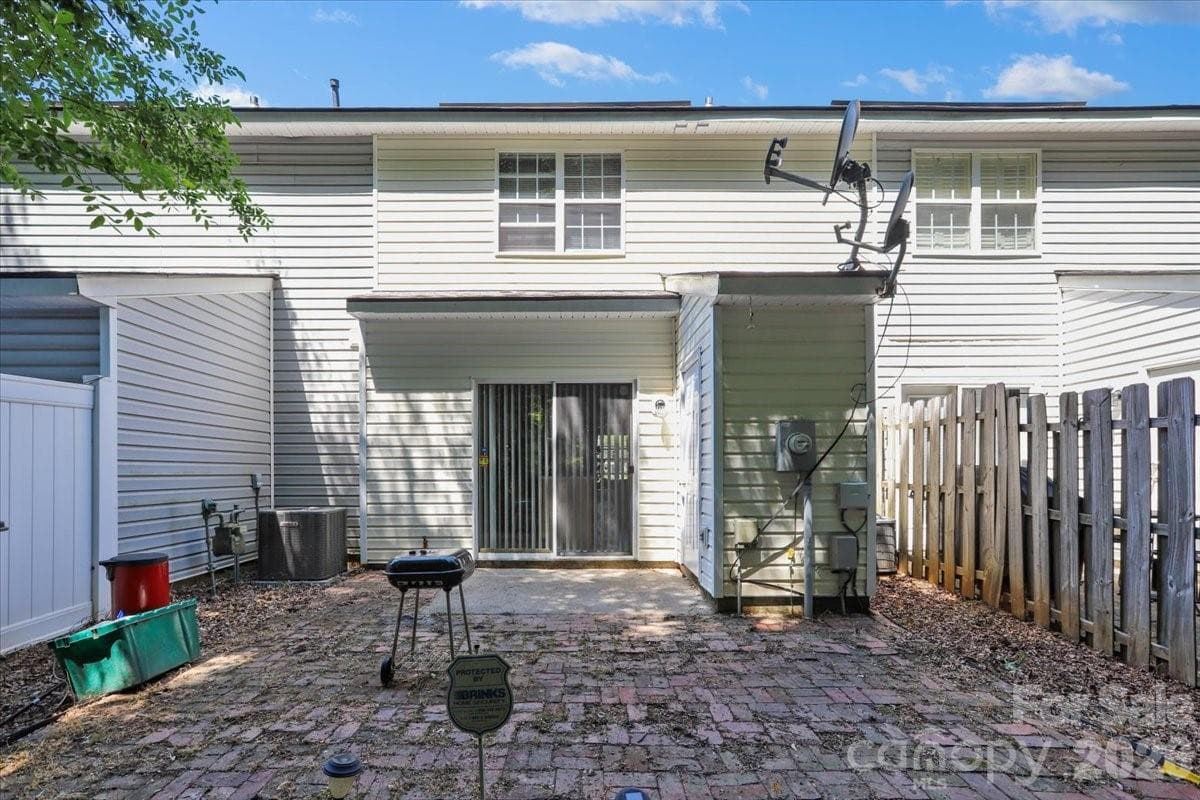 Townhouse at 7543 Petrea Lane, Charlotte, photo 2 of 16