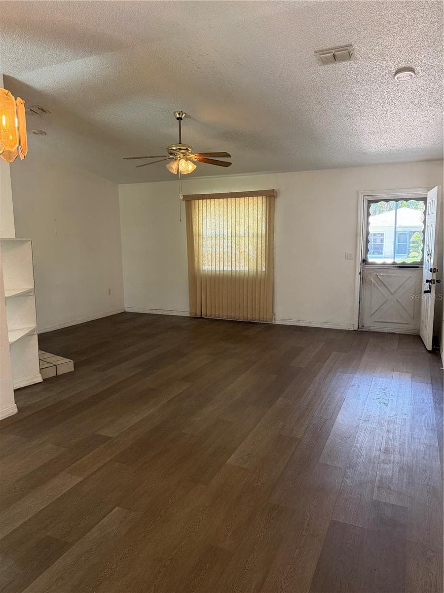 FRONT LIVING ROOM - 412 WESTWOOD DR, LEESBURG