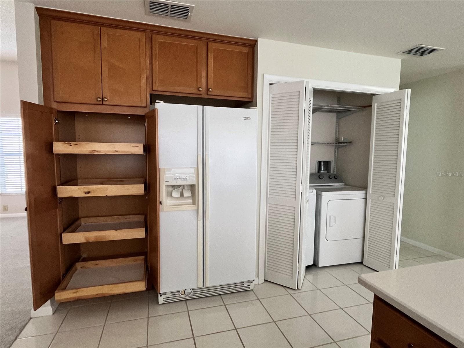 Roll-out pantry and convenient laundry - 4310 MURFIELD DR E, BRADENTON