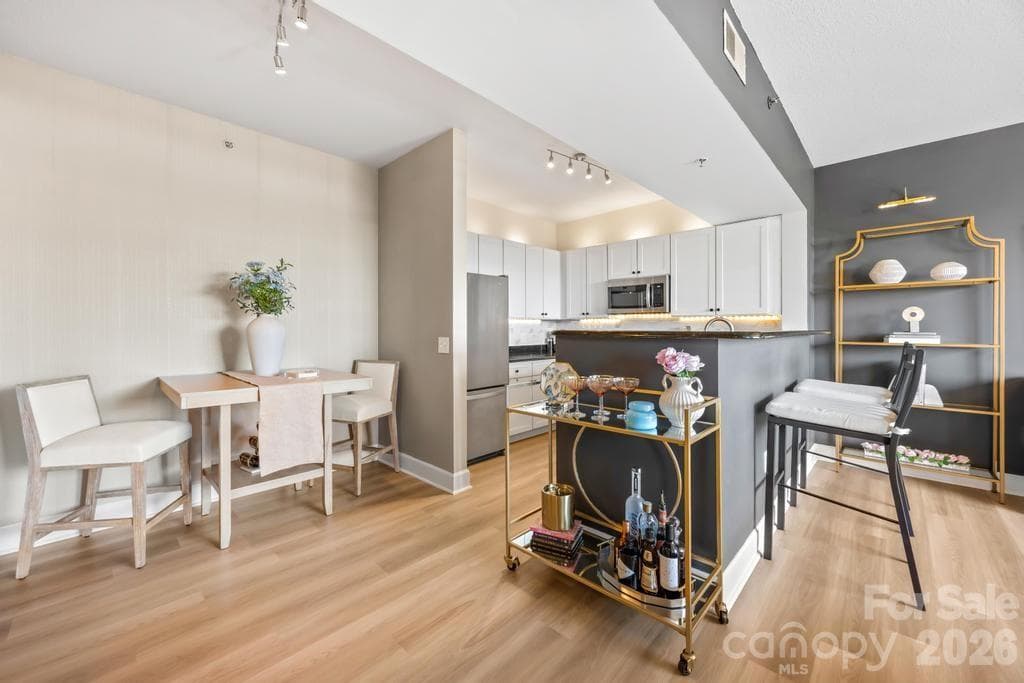 Condominium at 1315 East Boulevard, Charlotte, photo 6 of 36