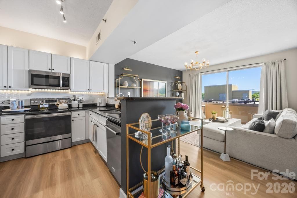 Condominium at 1315 East Boulevard, Charlotte, photo 8 of 36