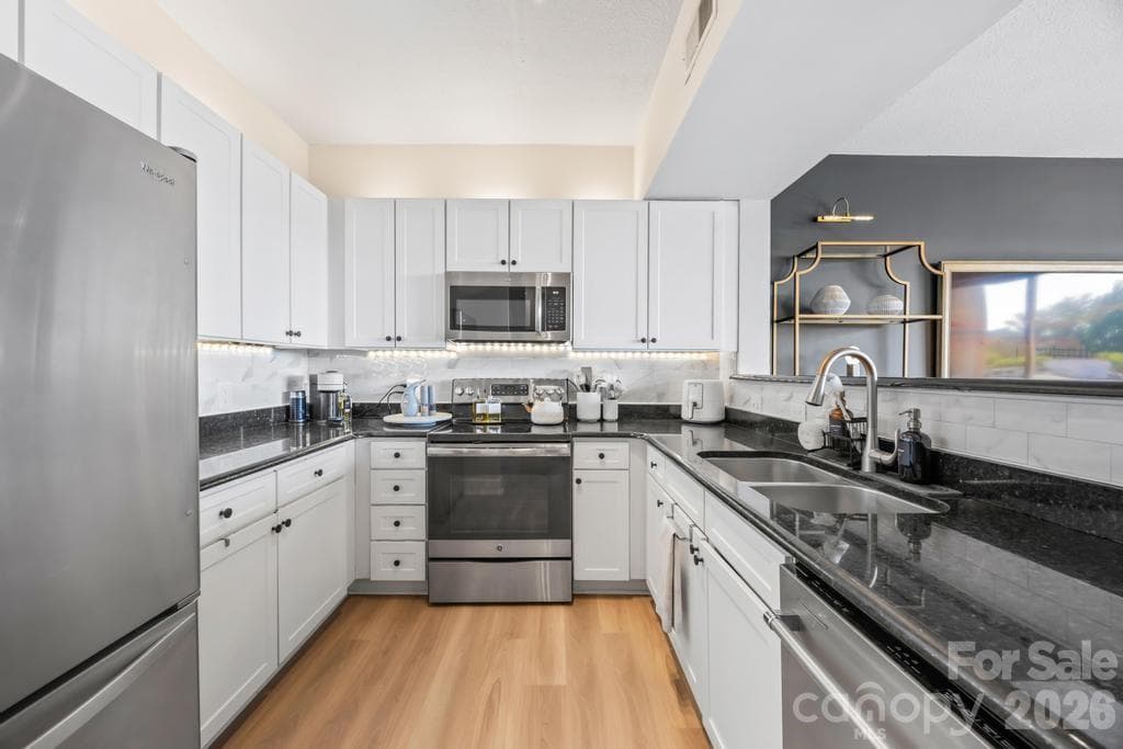 Condominium at 1315 East Boulevard, Charlotte, photo 9 of 36