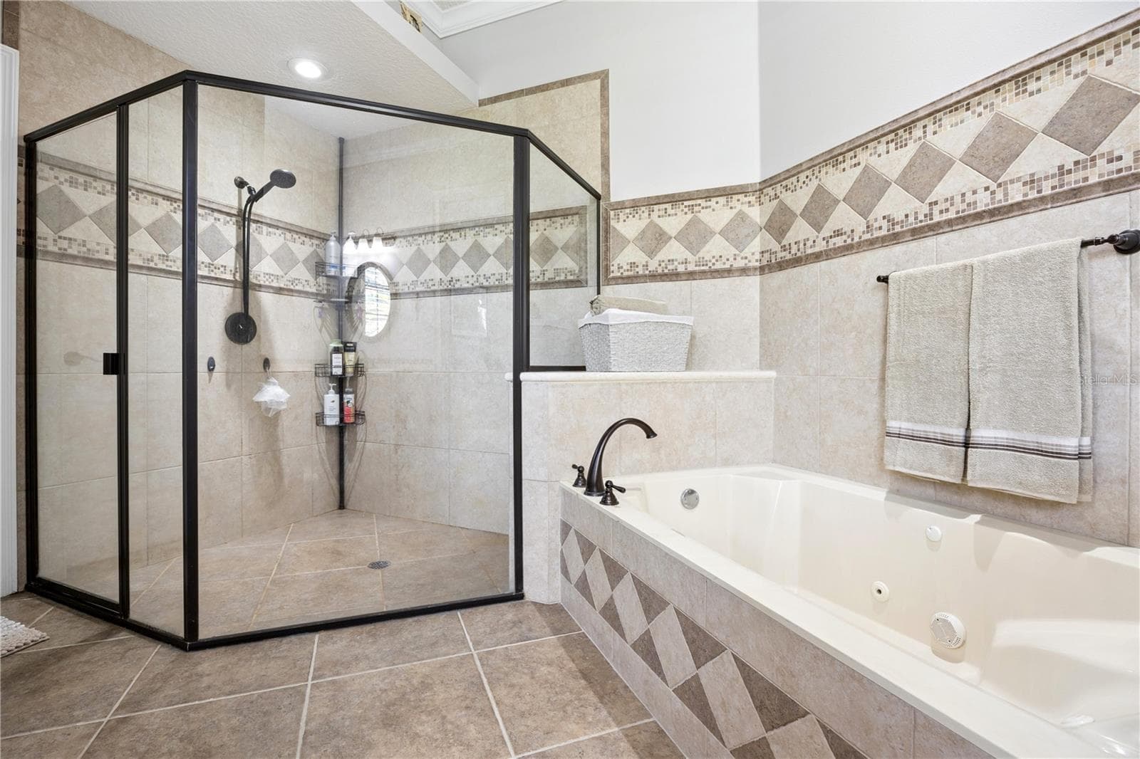 Primary Shower and Bath - 11325 PRESTON COVE RD, CLERMONT