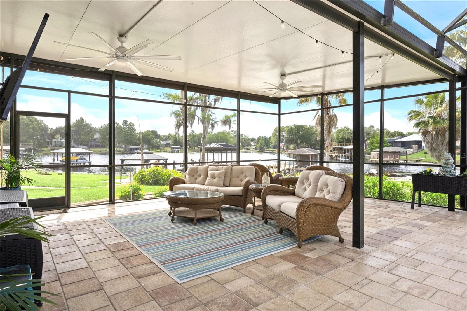 Covered Patio with retractable screen shades - 11325 PRESTON COVE RD, CLERMONT