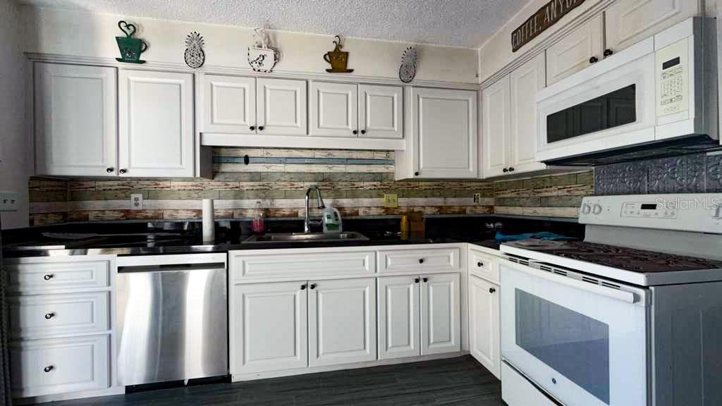 On side of the very spacious kitchen - 12922 WEDGEWOOD WAY #A, HUDSON