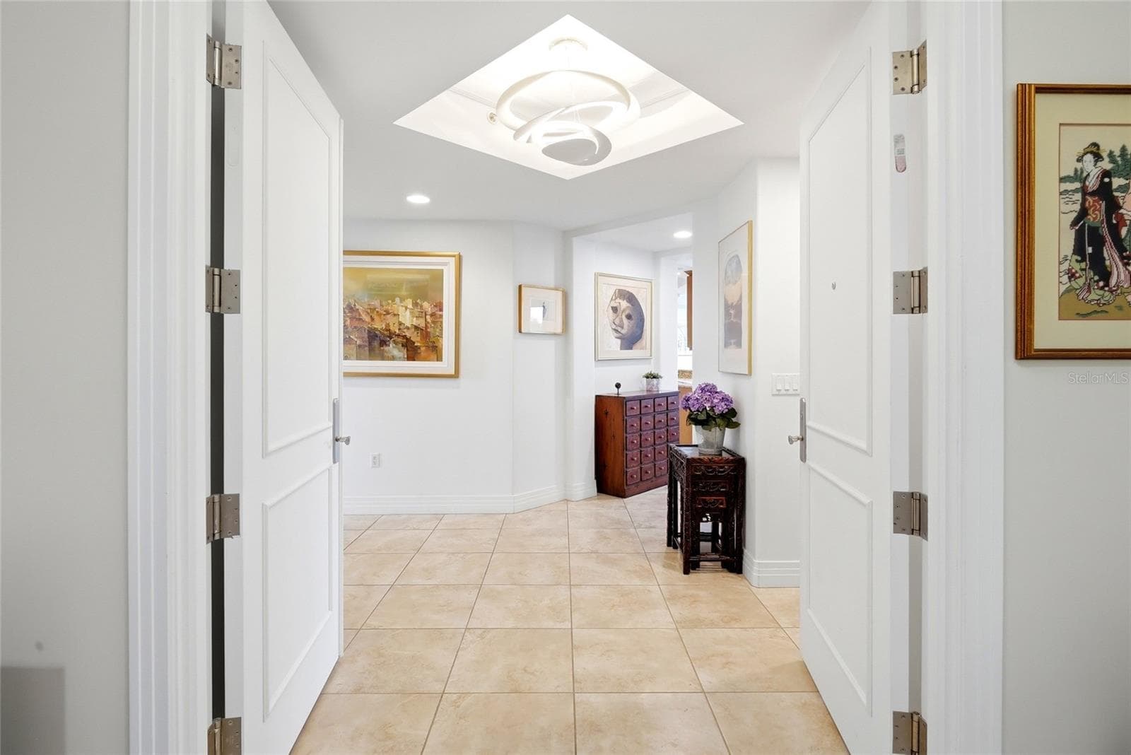 private foyer off elevator - 400 BEACH DR NE #401, ST PETERSBURG
