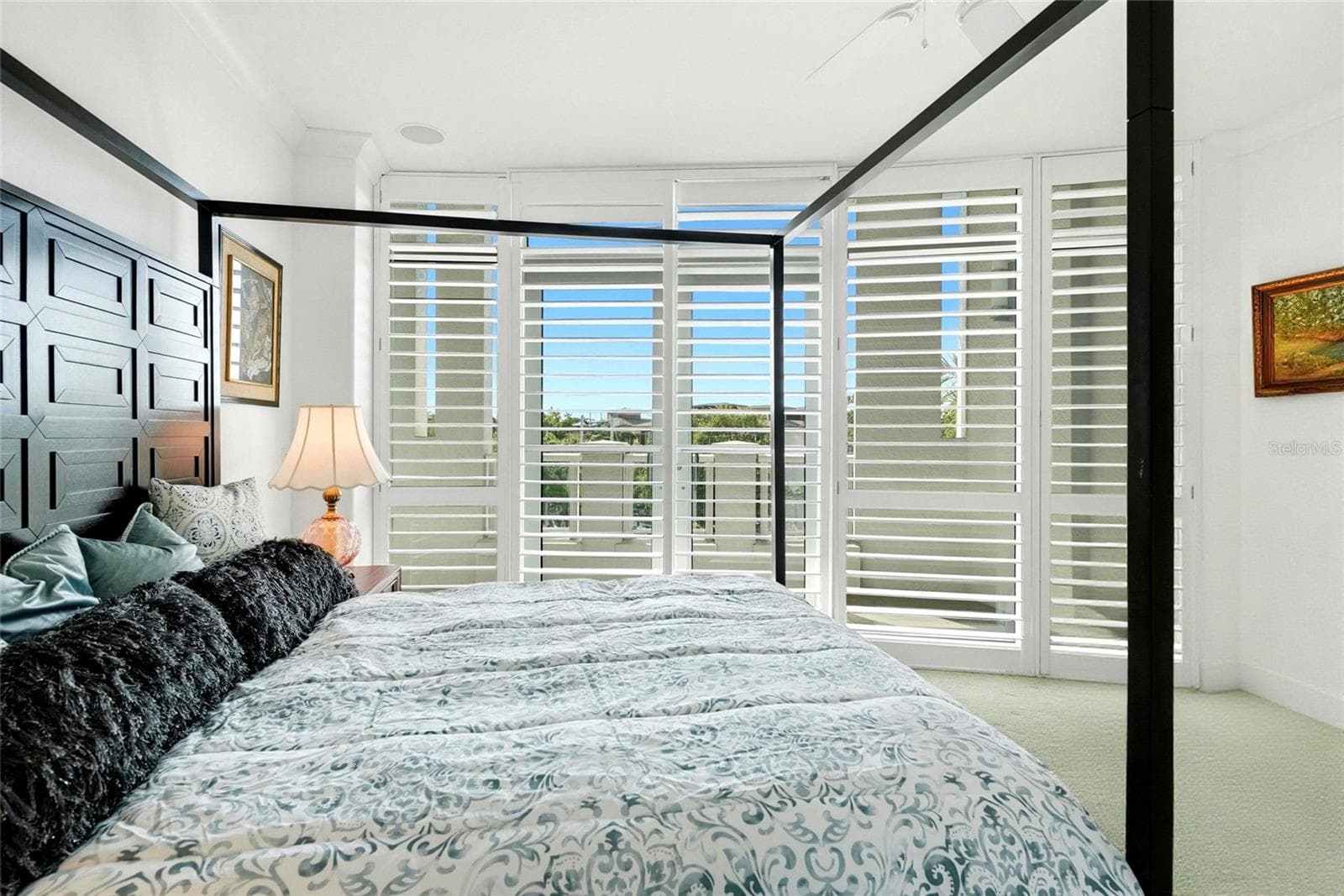 Guest bedroom with large balcony - 400 BEACH DR NE #401, ST PETERSBURG