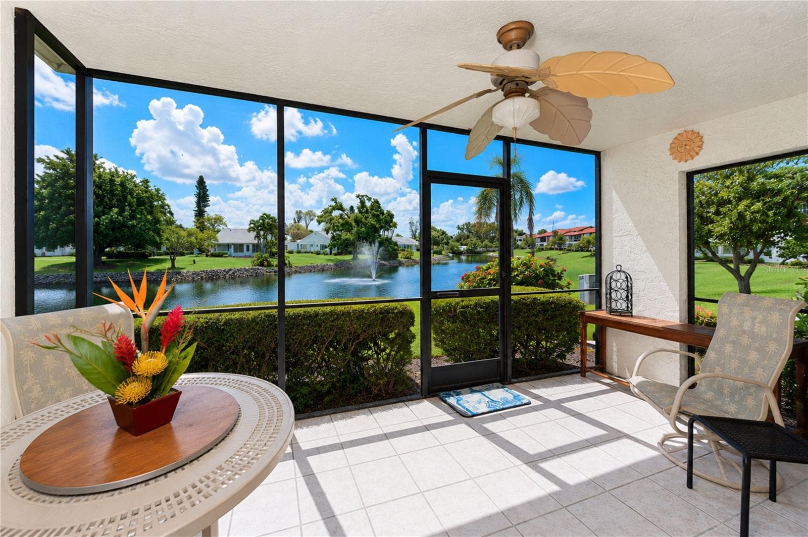 Relax on the screened lanai and bird watch by day - 4853 INDEPENDENCE DR, BRADENTON