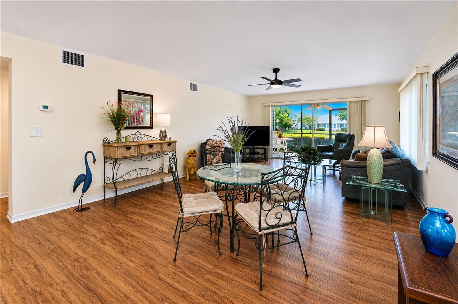 Spacious dining and living area - 4853 INDEPENDENCE DR, BRADENTON