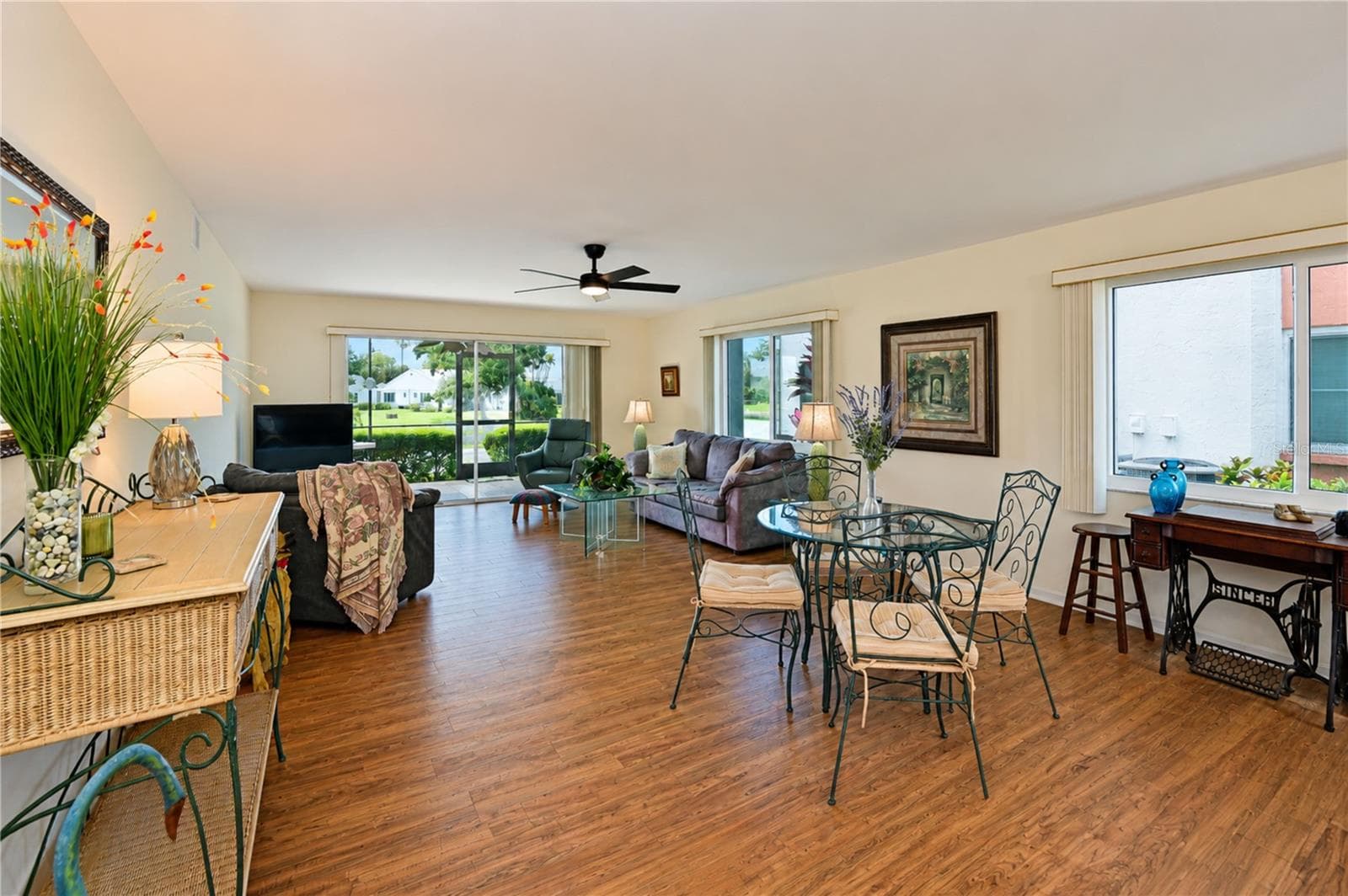 Impact windows and lots of natural light - 4853 INDEPENDENCE DR, BRADENTON
