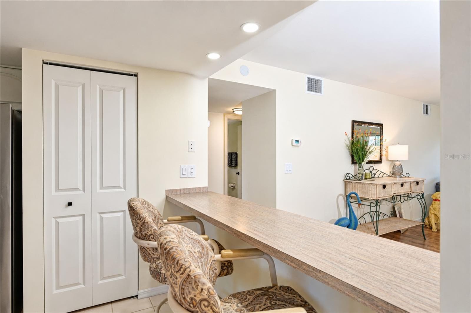 Breakfast bar and closet pantry are so convenient - 4853 INDEPENDENCE DR, BRADENTON