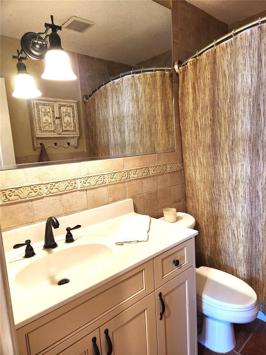 Guest bath with large mirror and decorative lighting - 316 ALBA ST E, VENICE