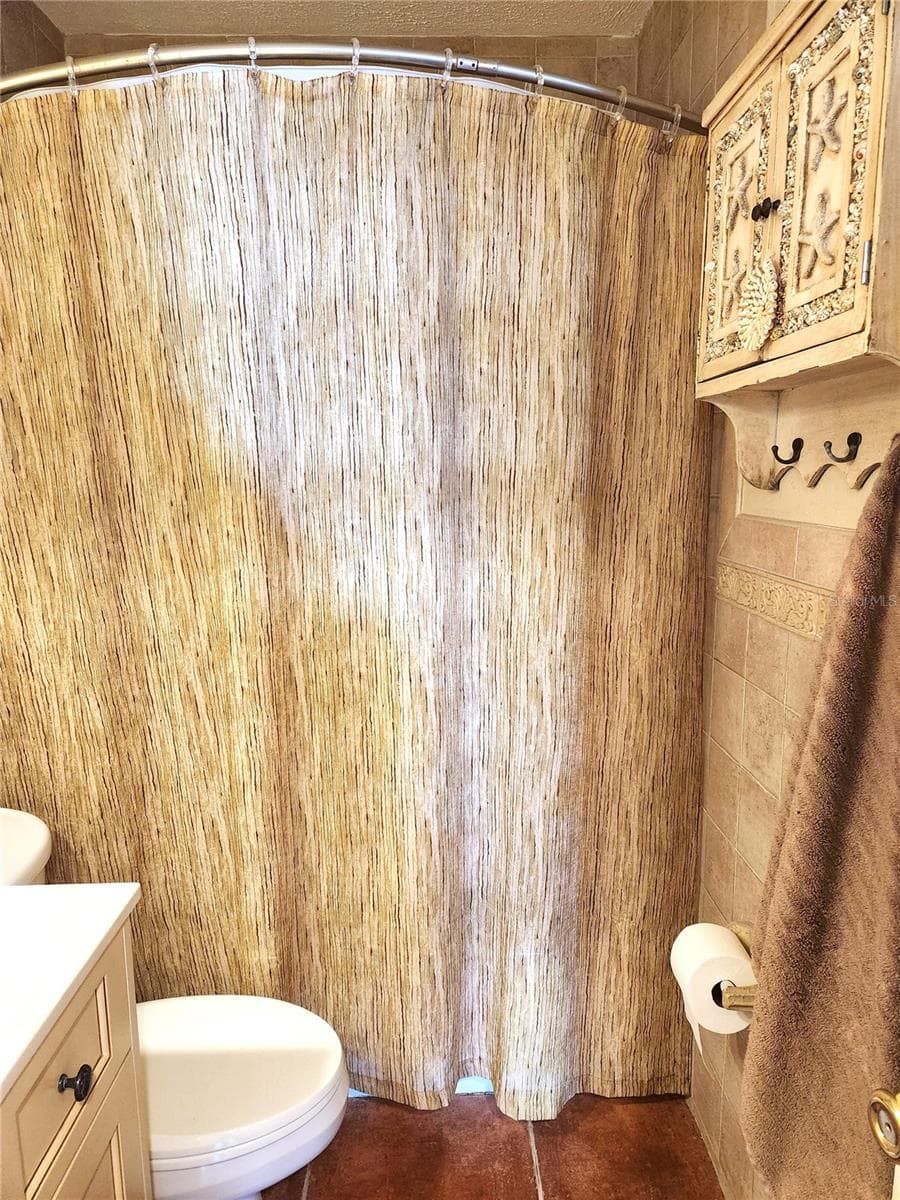 Guest bath tub/shower combination - 316 ALBA ST E, VENICE
