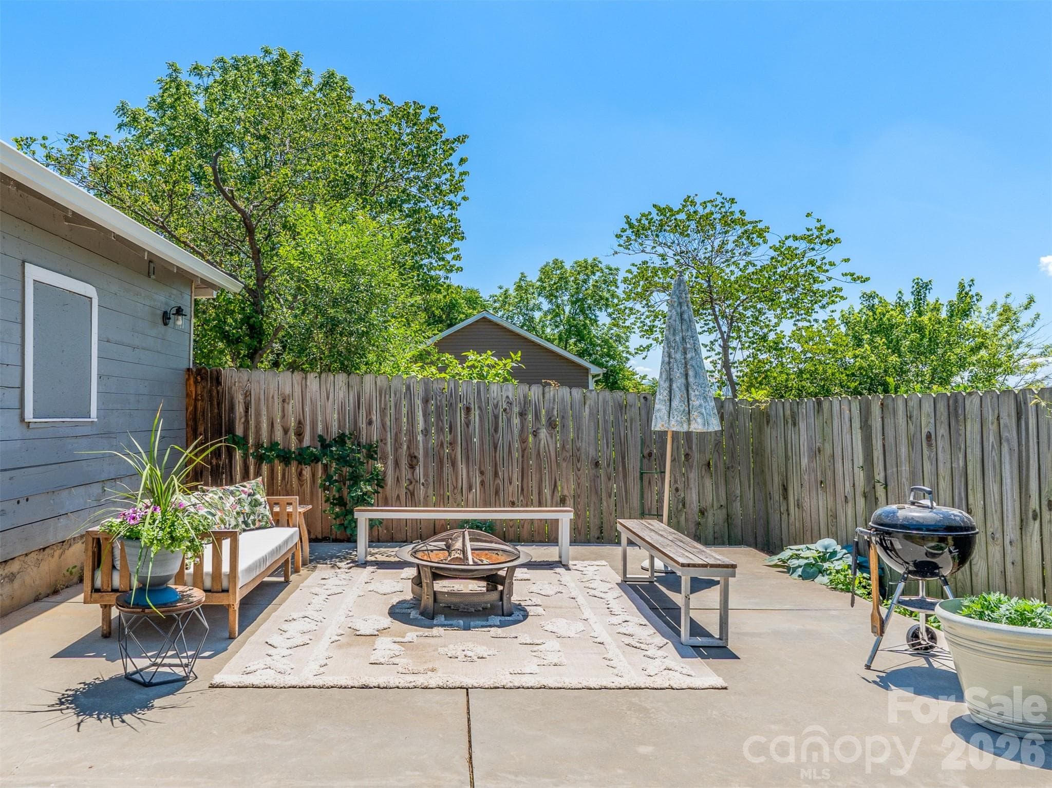 Back yard patio perfect for entertaining - Asheville