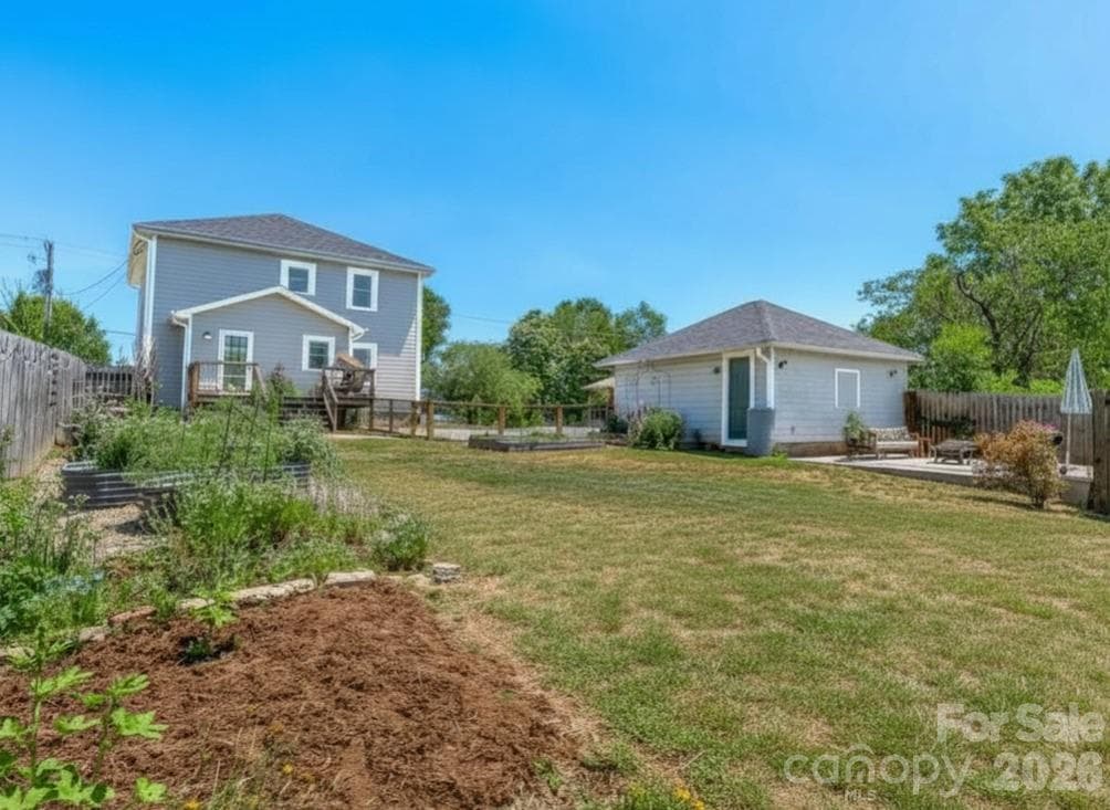 Expansive backyard - Asheville