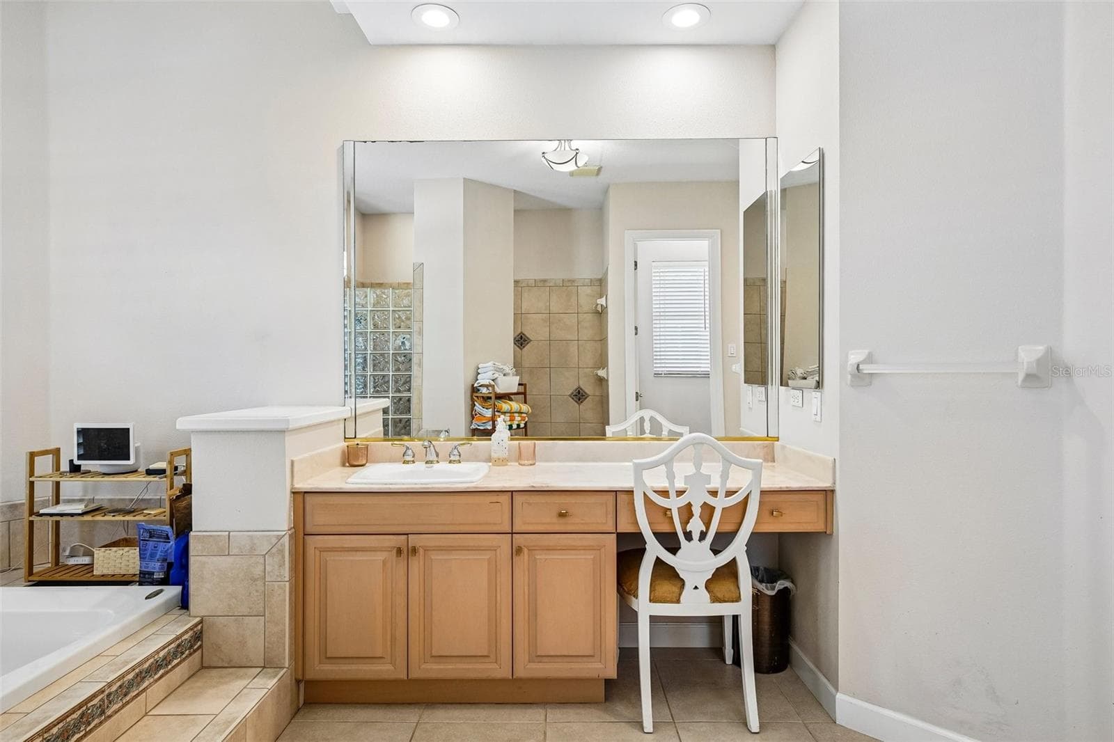 His and her separate vanities - 9039 WATERASH LN N, PINELLAS PARK