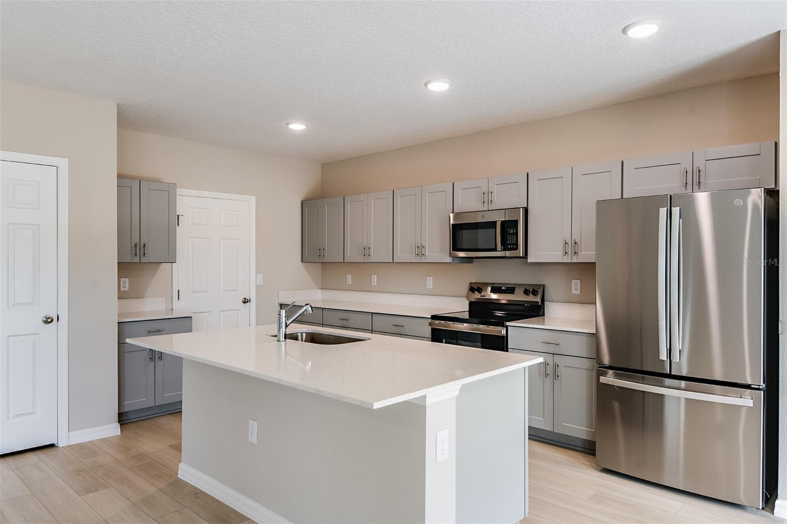 Single Family Residence at 9110 BELLEVIEW FOREST PASS, DADE CITY, photo 2 of 32