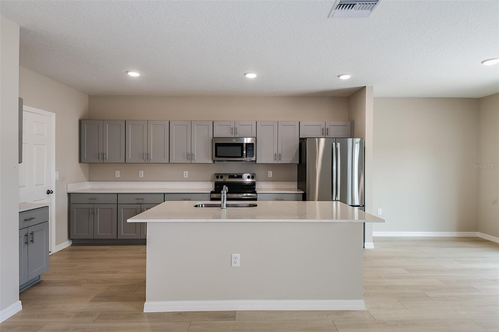 Single Family Residence at 9110 BELLEVIEW FOREST PASS, DADE CITY, photo 8 of 32