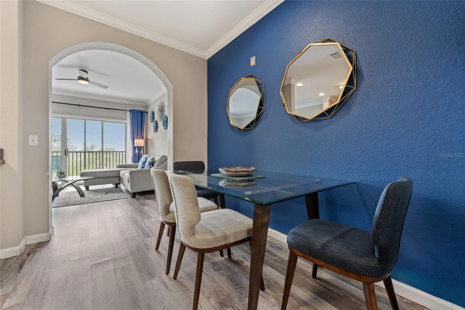 Dining area and living room entrance - 14200 AVALON RD #409, WINTER GARDEN