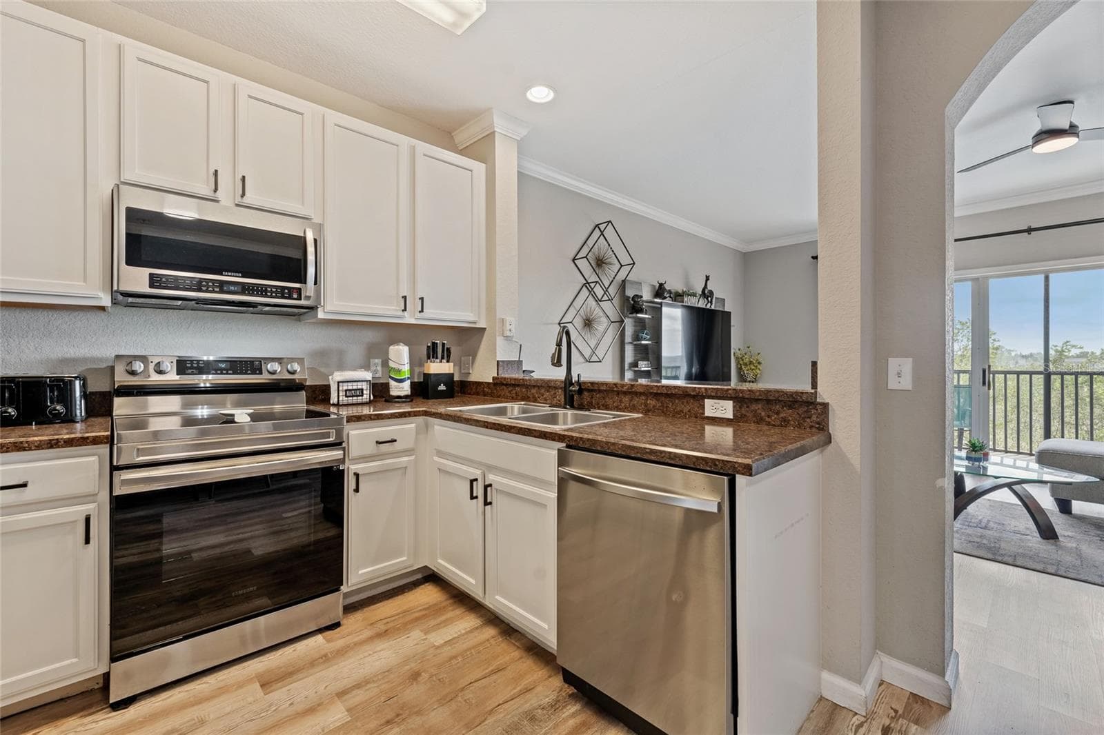 Kitchen overlooking living area - 14200 AVALON RD #409, WINTER GARDEN