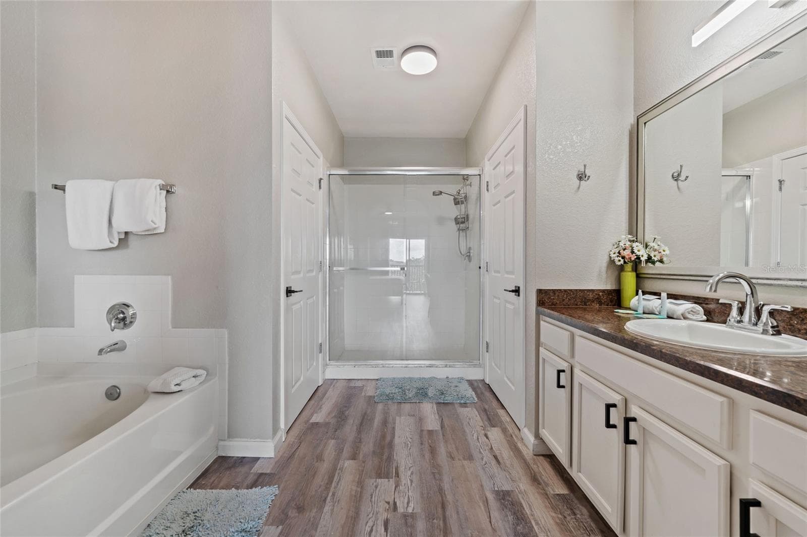 Ensuite, garden tub vanity, shower - 14200 AVALON RD #409, WINTER GARDEN