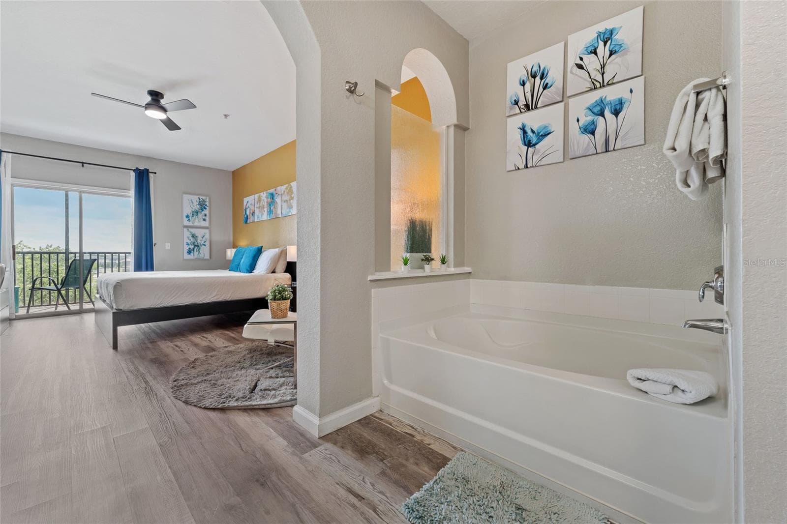 Primary suite, garden tub and main bedroom - 14200 AVALON RD #409, WINTER GARDEN