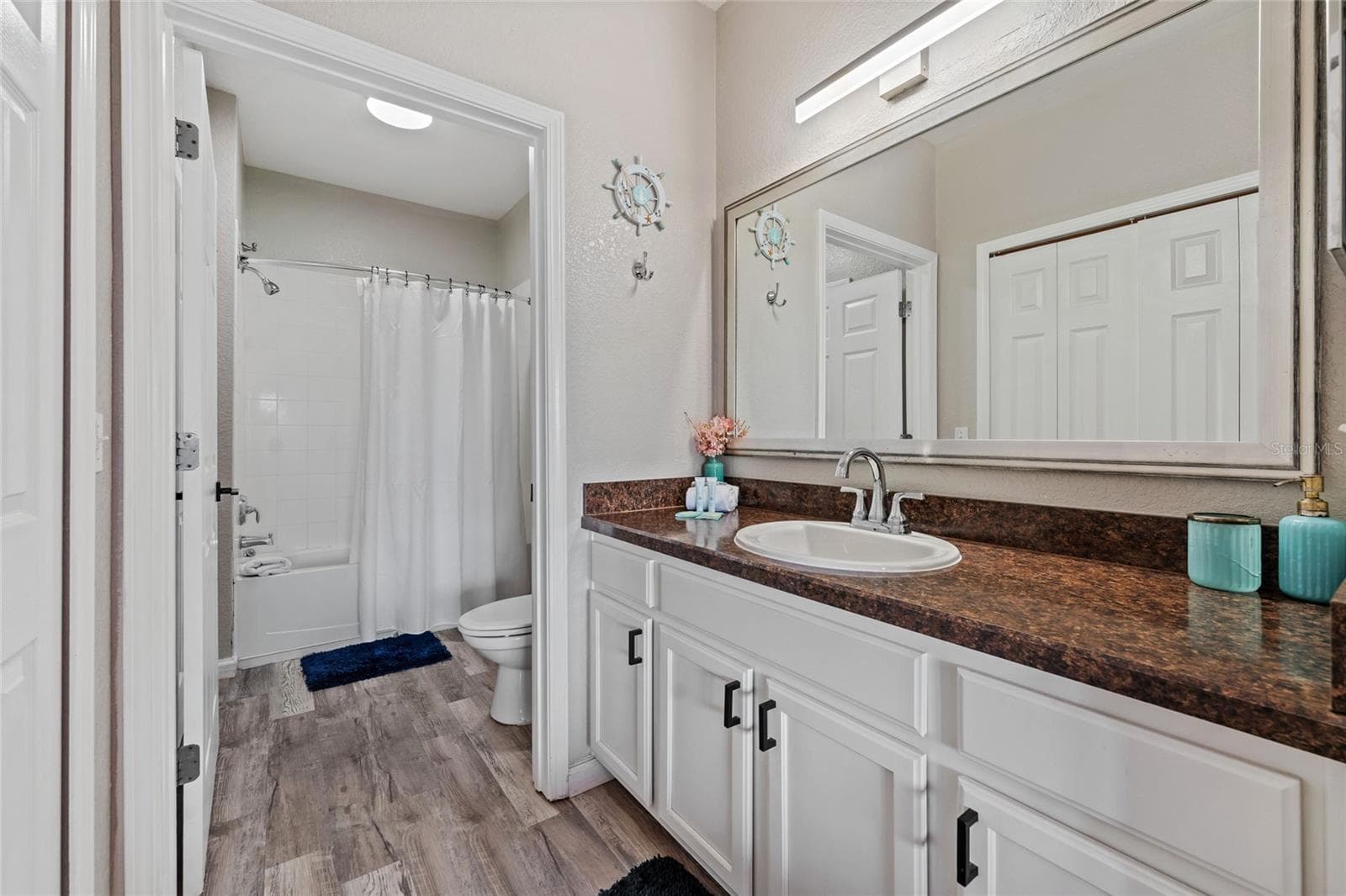 Second bedroom bathroom, also accessible from hallway door - 14200 AVALON RD #409, WINTER GARDEN