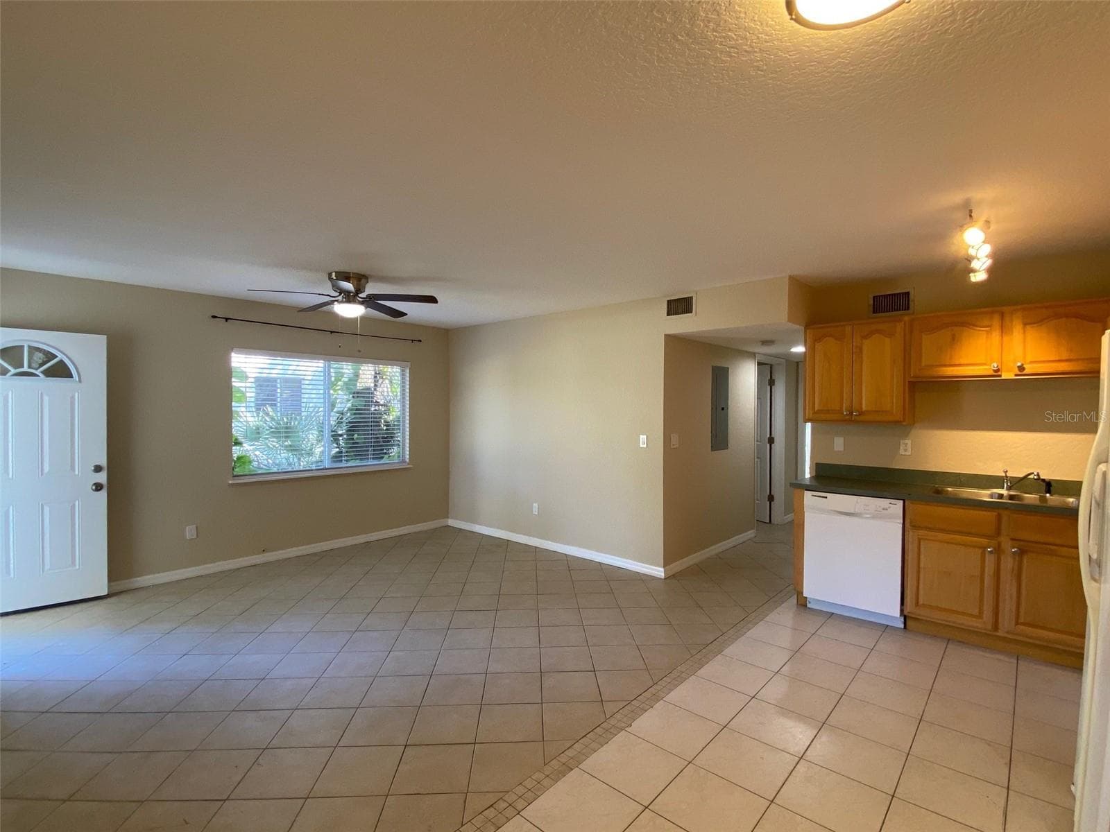 Open floor plan - 601 E 2ND AVE, NEW SMYRNA BEACH