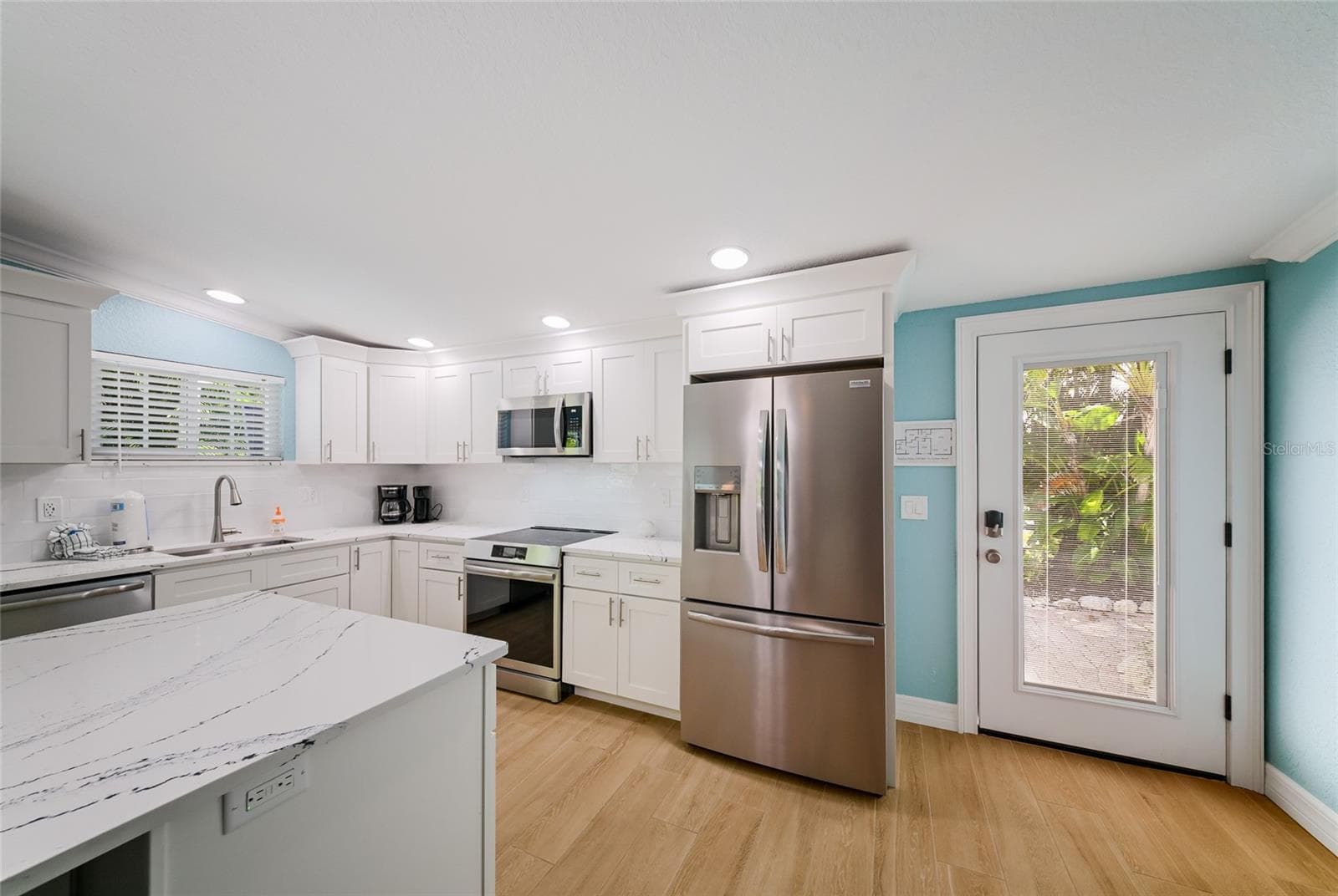 BRAND NEW updated kitchen! - 324 64TH ST, HOLMES BEACH
